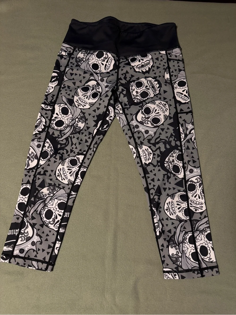 Women’s Gray Skull-Print Active Leggings with Black Waistband Capri Length